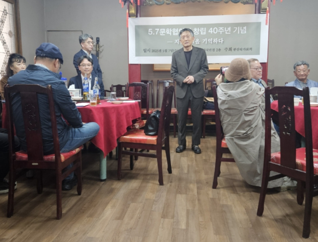 지난 7일 열린 ‘5·7 문학협의회’ 창립 40주년 기념식에서 조갑상 소설가가 축사를 하고 있다. 김효정 기자