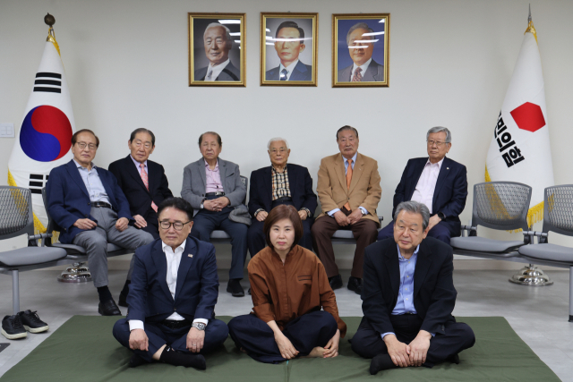 김무성 전 새누리당(국민의힘 전신) 대표를 비롯한 국민의힘 상임고문단이 7일 서울 여의도 당사에서 대선후보 단일화를 촉구하며 단식농성을 하고 있다. 앞줄 왼쪽부터 유준상 상임고문, 김미애 의원, 김무성 상임고문. 뒷줄 왼쪽부터 신경식, 김동욱, 김종하, 목요상, 권해옥, 유흥수 고문. 연합뉴스