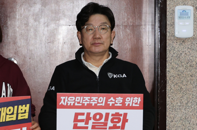 국민의힘 권성동 원내대표가 7일 서울 여의도 국회에서 김문수 당 대선 후보를 향해 무소속 한덕수 예비후보와의 조속한 단일화를 촉구하며 단식 농성을 하고 있다. 연합뉴스