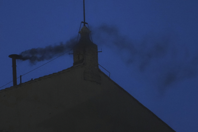 7일 오후 교황이 선출되지 않았음을 알리는 검은 연기가 바티칸 시스티나 성당 굴뚝에서 피어오르고 있다. AP연합뉴스