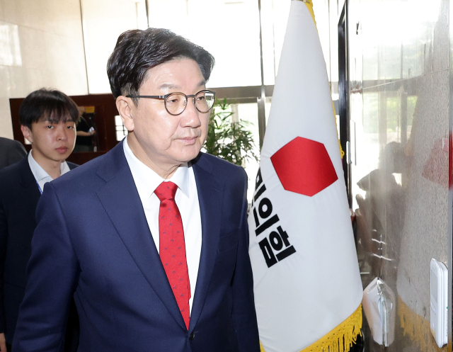 국민의힘 권성동 원내대표가 김문수 당 대선 후보의 긴급 기자회견을 앞둔 8일 서울 여의도 국회 원내대표실로 들어서고 있다. 연합뉴스