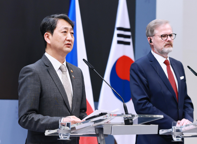 안덕근(왼쪽) 산업통상자원부 장관이 7일 프라하 체코 총리실에서 페트르 피알라 체코 총리를 비롯한 한국과 체코 정부 대표단이 참석한 가운데 열린 ‘한·체코 원전산업 협력 약정 체결식’에서 약정서에 서명한 뒤 발언하고 있다. 산업부 제공