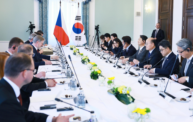 안덕근 산업통상자원부 장관을 비롯한 정부 특사단이 지난 7일(현지시간) 체코 프라하의 체코 총리실에서 페트르 피알라 체코 총리를 비롯한 관계자들을 만나 간담회를 열고 있다. 안 장관과 동행한 정부 특사단은 한국과 체코 양국 간 산업·에너지·건설·인프라·과학기술 등의 협력 방안을 논의했다. 산업부 제공