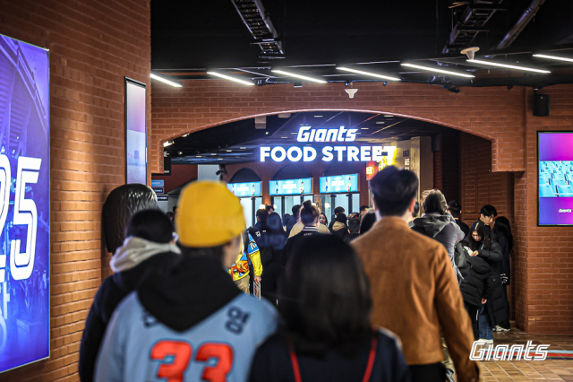 롯데 자이언츠는 2025시즌을 맞아 사직야구장 식당가를 대대적으로 리뉴얼하고, 지역 맛집 8곳을 신규 입점시켰다. 롯데자이언츠 제공