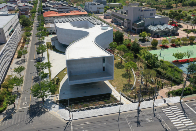 최근 준공된 진주실크박물관 전경. 내부 전시 시설 공사를 거친 뒤 9월께 정식 개관할 예정이다. 김현우 기자