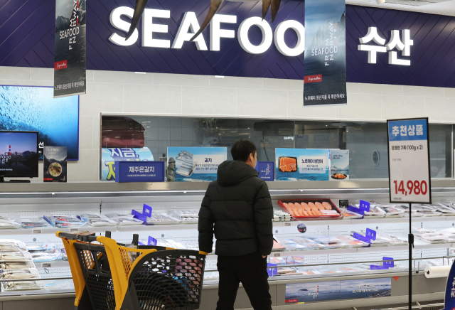 서울의 한 대형마트를 찾은 시민이 수산물을 고르고 있다. 해양수산부는 9일부터 13일까지 닷새간 전국 84개 전통시장에서 온누리상품권 환급 행사를 개최한다. 연합뉴스
