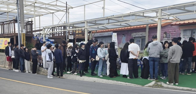 고메원도넛 욕지도 본점 앞에 도넛을 사기 위한 긴 줄이 이어지고 있다. 고메원 제공