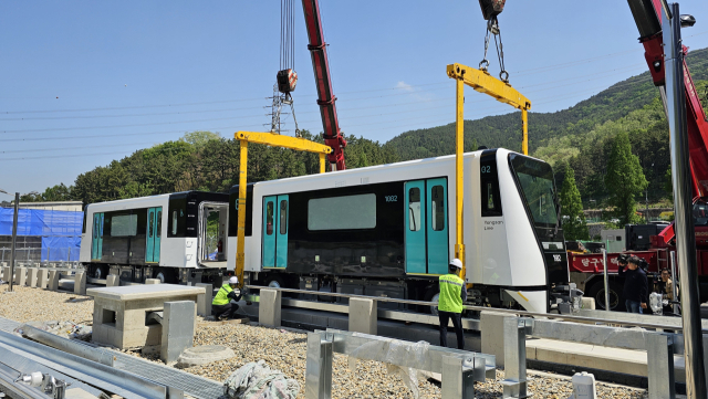 지난달 8일 첫 선을 보인 양산선에 투입되는 전동차. 김태권 기자