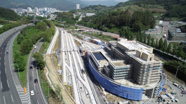 내년 하반기 개통예정인 양산선의 차량기지 전경. 김태권 기자