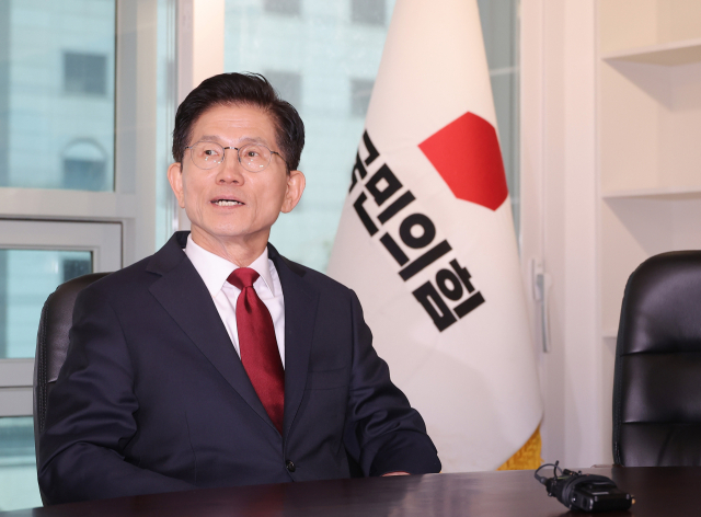 국민의힘 김문수 대선 후보가 8일 서울 영등포구 여의도 국민의힘 당사 대선 후보 사무실에서 자리에 앉아 있다. 연합뉴스