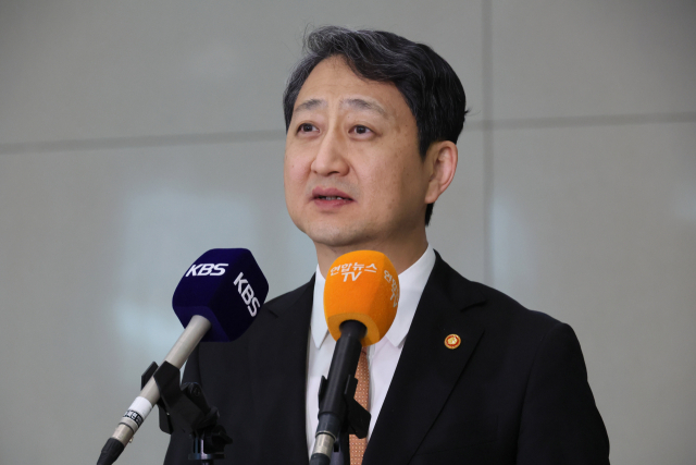 안덕근 산업통상자원부 장관이 8일 인천국제공항 2터미널을 통해 귀국하며 체코 법원에 의해 제동이 걸린 두코바니 신규 원전 2기 건설 사업과 관련해 인터뷰하고 있다. 연합뉴스