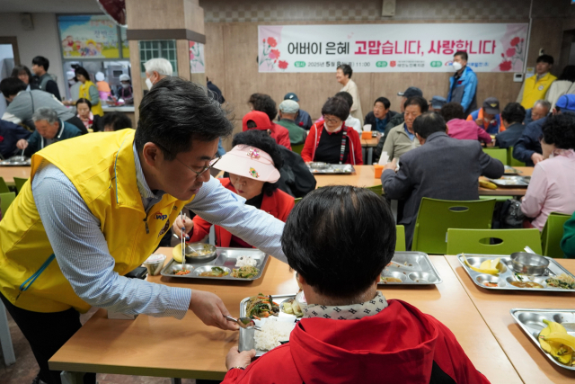 한국서부발전은 8일 어버이날을 맞아 충남 태안읍과 안면읍 노인 복지관을 방문해 어버이날 기념행사를 후원했다. 서부발전 관계자가 태안노인복지관에서 배식 봉사하는 모습. 서부발전 제공
