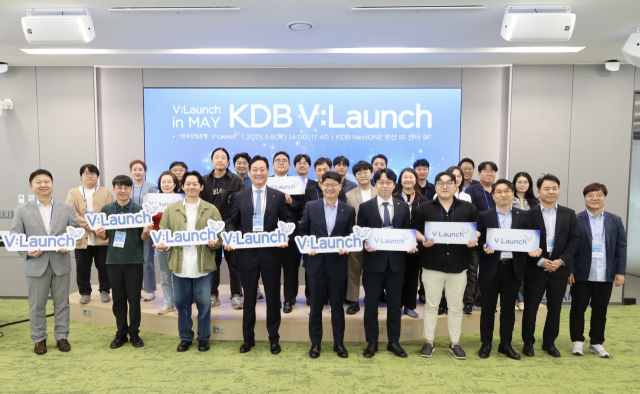 8일 넥스트원(Next ONE) 부산 IR센터에서 진행된 지역특화 벤처플랫폼 세션에 참석한 주요 인사들. (왼쪽에서 네번째부터) 백준영 한국산업은행 부행장, 정욱상 한국산업은행 남부권투자금융본부장. 산업은행 제공.