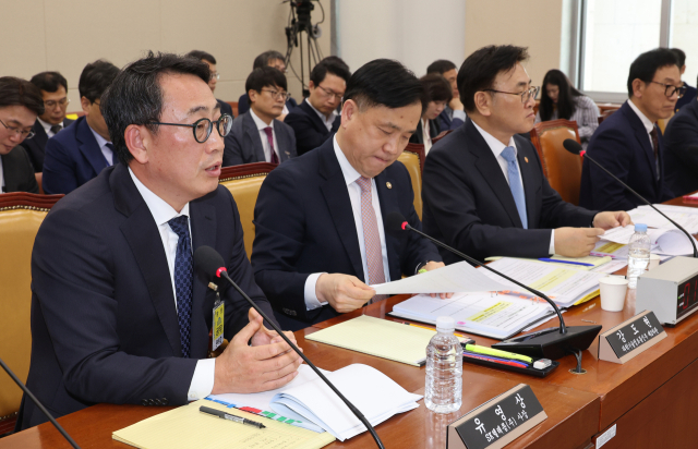 8일 국회 과학기술정보방송통신위원회 전체회의에서 열린 SK텔레콤 유심 해킹 사건 청문회에서 유영상 SK텔레콤 대표이사가 의원 질의에 답하고 있다. 연합뉴스