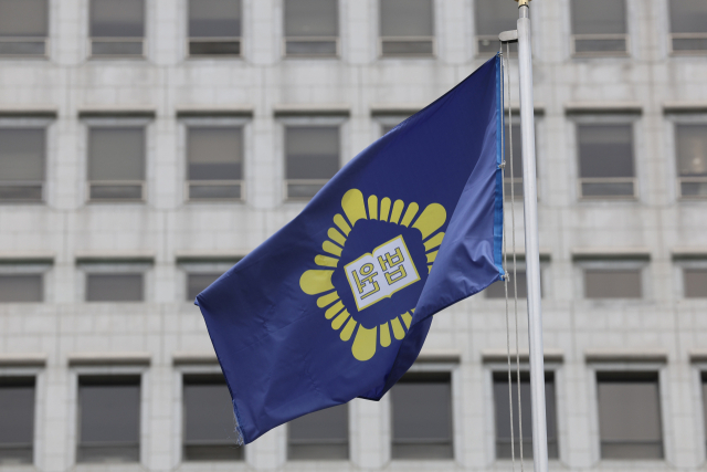 더불어민주당은 5일 이재명 대선 후보의 파기환송심 일정과 관련해 조희대 대법원장을 향해 선거운동 기간에 잡힌 모든 대선 후보자의 재판 기일을 대선 뒤로 미루라고 요구했다. 서울고법이 15일로 잡은 이 후보의 파기환송심 첫 공판 기일을 연기하라는 게 핵심적인 요구다. 민주당은 이같은 조치가 선거운동 시작일인 12일 전까지는 이뤄져야 한다고 못 박으면서, 이 요구가 받아들여지지 않을 경우 대법원장 탄핵을 포함한 특단의 조치에 나설 수 있음을 시사했다. 사진은 6일 서울 서초구 대법원. 연합뉴스