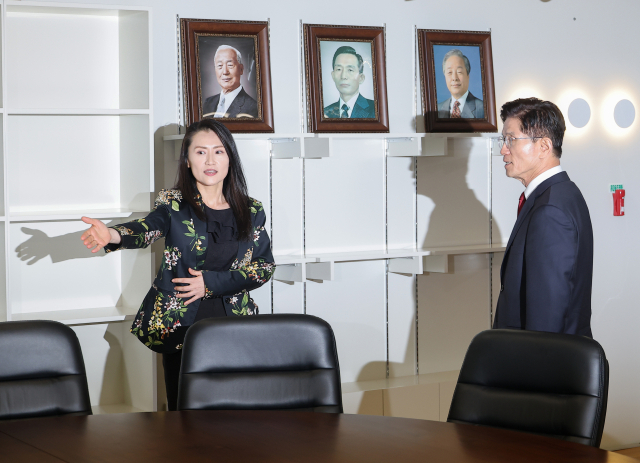 국민의힘 김문수 대선 후보가 8일 서울 여의도 국민의힘 당사 대선 후보 사무실을 찾아 안내를 받고 있다. 연합뉴스