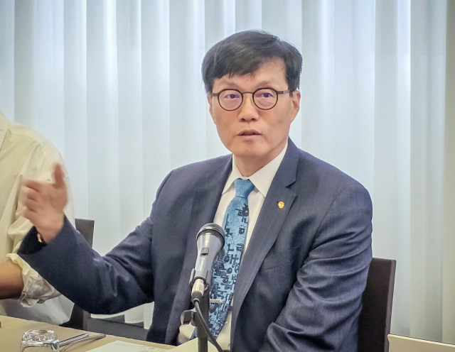 미국 연방준비제도(연준·Fed)가 기준금리를 3연속 동결했지만, 한국은행은 오는 29일 금리를 낮출 것으로 예상된다. 이창용 한국은행 총재가 5일(현지 시간) 아시아개발은행(ADB) 연차총회 참석 차 방문한 이탈리아 밀라노의 한 호텔에서 기자들과 간담회를 하고 있다. 연합뉴스