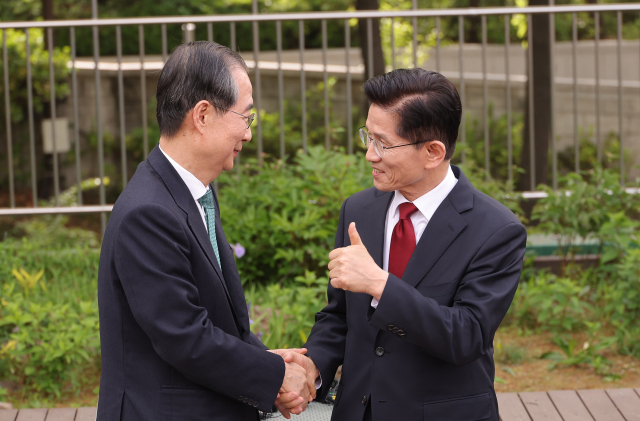 국민의힘 김문수 대선후보(오른쪽)와 무소속 한덕수 대선 예비후보가 8일 서울 국회 사랑재에 위치한 커피숍에서 만나 대화하고 있다. 연합뉴스