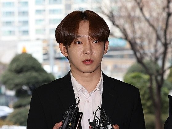 필로폰을 매수·투약한 혐의로 기소된 가수 남태현이 지난해 1월 18일 서울 마포구 서부지법에서 열린 선고기일에 출석하는 모습. 연합뉴스