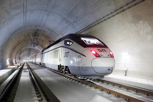 철도 위를 달리고 있는 수서고속철 SRT 모습. 에스알 제공