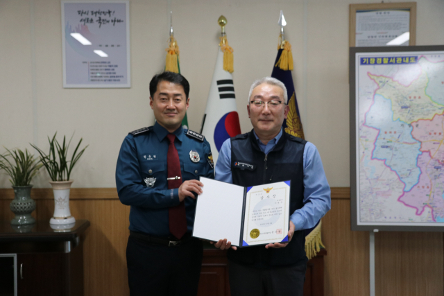 부산 기장경찰서는 성추행 피의자를 검거하는 데 기여한 버스 기사 이 모(56) 씨에게 감사장과 112신고 포상금을 전달했다. 기장경찰서 제공