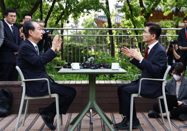 무소속 한덕수 대선 예비후보가 8일 서울 국회 사랑재에 위치한 커피숍에서 국민의힘 김문수 대선후보와 후보 단일화 관련 회동을 하고 있다. 연합뉴스