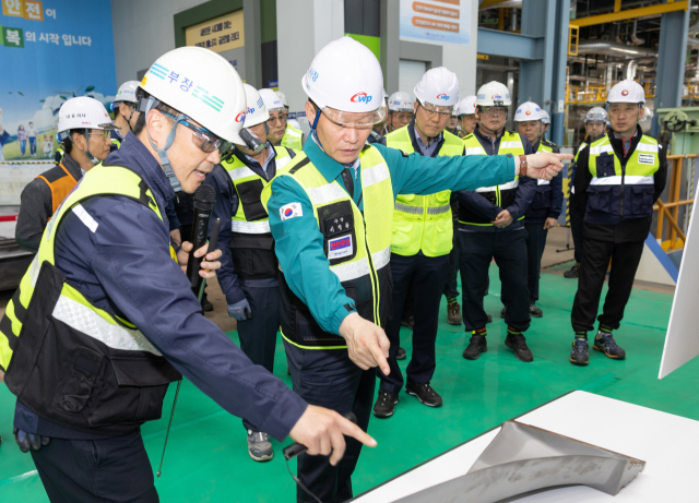 한국서부발전은 오는 6월 13일까지 행정안전부가 주관하는 ‘대한민국 안전대전환 집중안전점검’에 참여한다. 이정복 서부발전 사장(가운데)이 지난달 23일 태안발전본부에서 안전 점검 중인 모습. 서부발전 제공