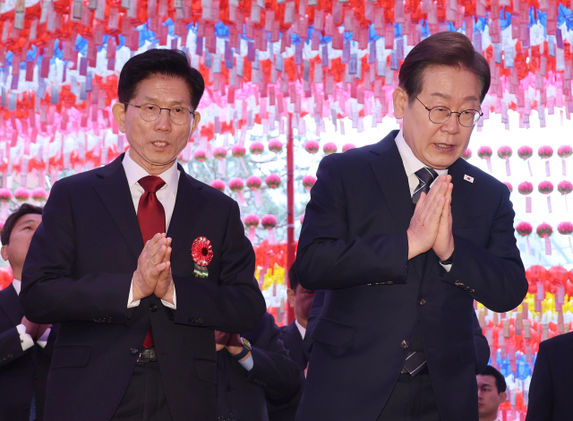 더불어민주당 이재명 대선 후보(오른쪽)와 국민의힘 김문수 대선 후보가 5일 서울 종로구 조계사에서 열린 불기 2569년 부처님오신날 봉축법요식에서 합장하고 있다. 연합뉴스