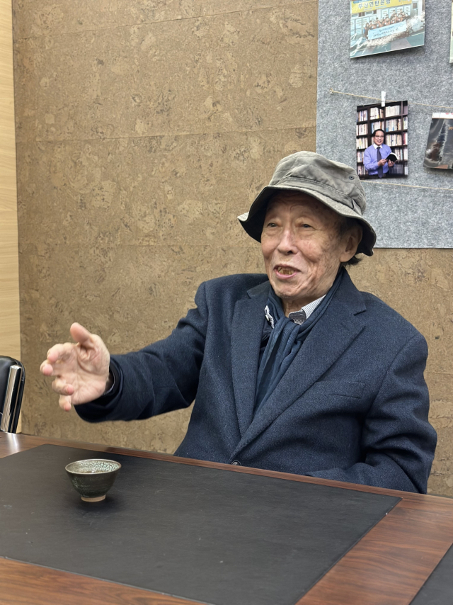 지난달 14일 부산 갤러리범향에서 개막한 ‘윤후명 문학그림전’에 참석한 윤후명 선생 모습. 부산일보DB