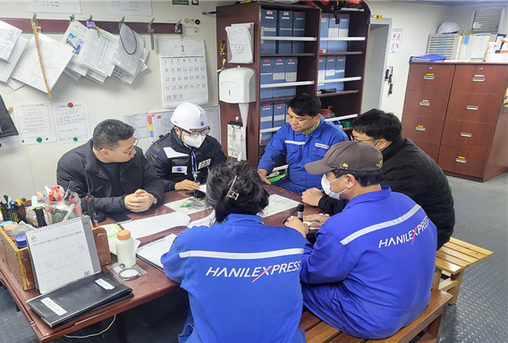 한국해양교통안전공단(KOMSA)이 선원을 대상으로 안전보건 관련 교육을 진행 중인 모습. KOMSA 제공