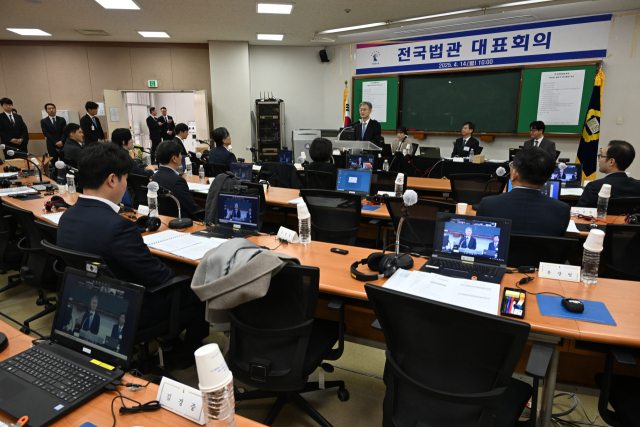 조희대 대법원장이 14일 경기도 고양시 사법연수원에서 열린 전국법관대표회의에서 인사말을 하고 있다. 연합뉴스