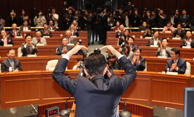 국민의힘 김문수 대선 후보가 9일 서울 여의도 국회에서 열린 의원총회에 참석해 인사말을 하던 중 머리 위로 하트를 만들어 보이고 있다. 연합뉴스