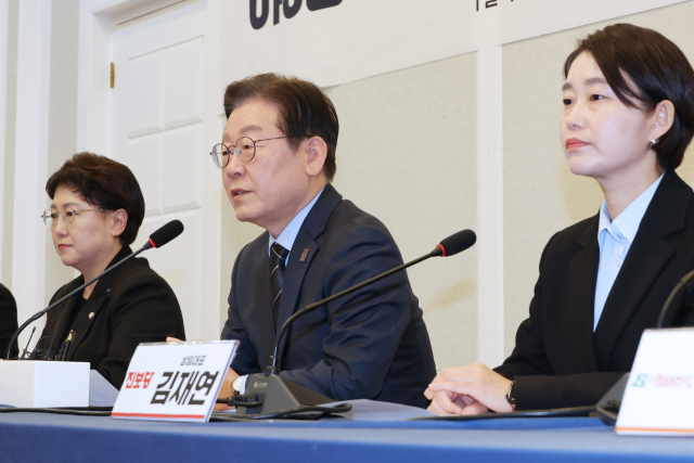 더불어민주당 이재명 대표가 3월 9일 서울 여의도 국회에서 열린 비상시국 공동대응을 위한 야 5당 원탁회의에서 발언하고 있다. 왼쪽부터 조국혁신당 김선민 대표 권한대행, 더불어민주당 이재명 대표, 진보당 김재연 상임대표. 연합뉴스