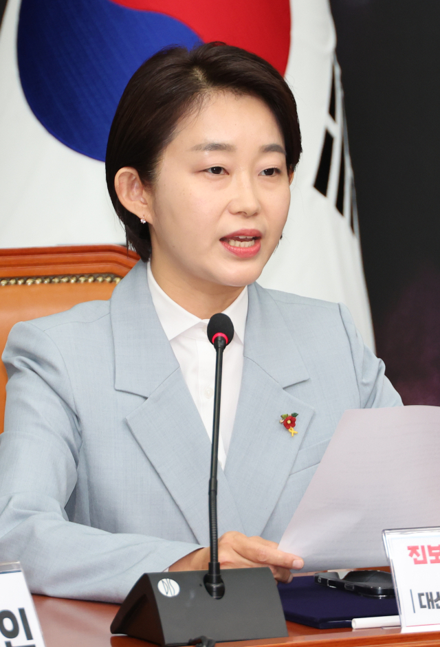 9일 서울 여의도 국회에서 열린 '광장대선연합정치시민연대-제정당 연석회의' 공동 선언 발표 기자회견에서 진보당 대선 후보인 김재연 상임대표가 출마를 포기하고 더불어민주당 이재명 대선 후보에 대한 지지의사를 밝히고 있다. 연합뉴스