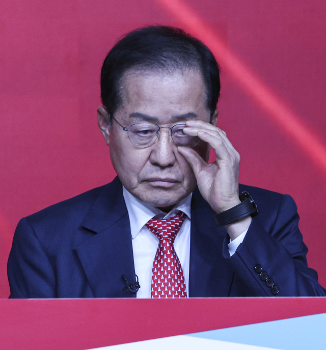 4월 20일 서울 강서구 ASSA아트홀에서 열린 국민의힘 제21대 대통령 후보자 1차 경선 조별 토론회에서 B조 홍준표 후보가 안경을 고쳐쓰고 있다. 연합뉴스