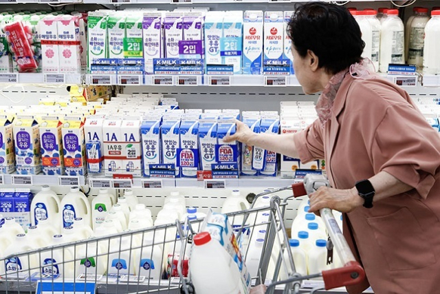 하나로마트 전국 62개 매장에서 K-밀크 인증마크가 부착된 국산 흰우유를 최대 40% 판매한다. 우유자조금 제공