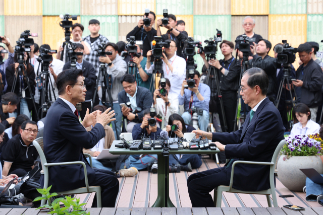 국민의힘 김문수 대선후보와 무소속 한덕수 대선 예비후보가 8일 서울 국회 사랑재에 위치한 커피숍에서 만나 회동하고 있다. 연합뉴스
