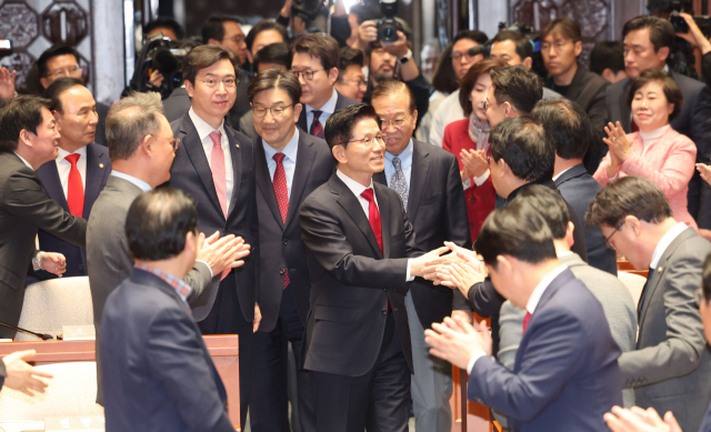 국민의힘 김문수 대선 후보가 9일 서울 여의도 국회에서 열린 의원총회에 참석하며 의원들과 악수하고 있다. 연합뉴스