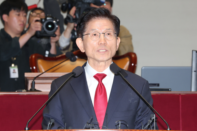 국민의힘 김문수 대선 후보가 9일 서울 여의도 국회에서 열린 의원총회에서 후보 단일화 문제와 관련해 발언하고 있다. 연합뉴스