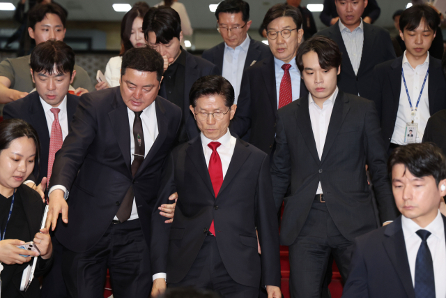 국민의힘 김문수 대선 후보가 9일 서울 여의도 국회에서 열린 의원총회에서 권영세 비상대책위원장과 충돌 후 의총장에서 나와 국회를 떠나고 있다. 연합뉴스