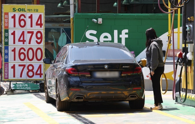 이번주 한때 배럴당 57달러까지 떨어진 국제유가(WTI 기준)가 이틀 연속 상승하면서 61달러까지 다시 올랐다. 사진은 지난 7일 서울시내 주유소 모습. 연합뉴스