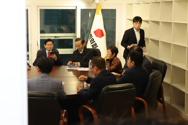 국민의힘 김문수 대선 후보가 10일 서울 여의도 국민의힘 당사 대통령 후보실에서 캠프 관계자들과 사상 초유 대선 후보 교체 강행에 대책을 논의하고 있다. 연합뉴스