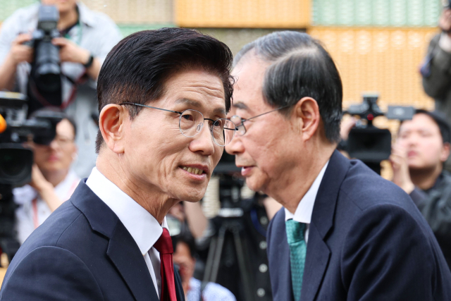 국민의힘 김문수 대선후보와 무소속 한덕수 대선 예비후보가 8일 서울 국회 사랑재에 위치한 커피숍에서 회동을 마친 후 인사하고 있다. 연합뉴스