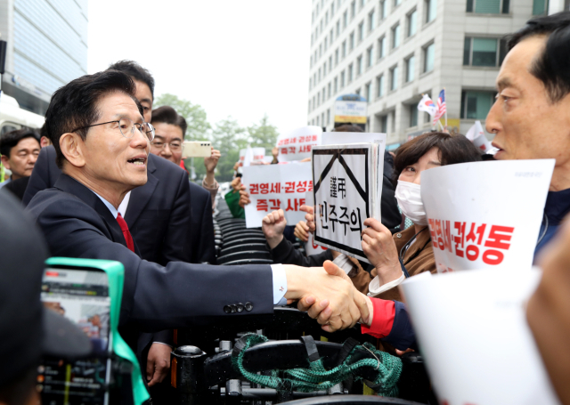 국민의힘 김문수 대선 후보가 10일 서울 여의도 국민의힘 중앙당사 앞 지지자들을 만나 인사하고 있다. 연합뉴스