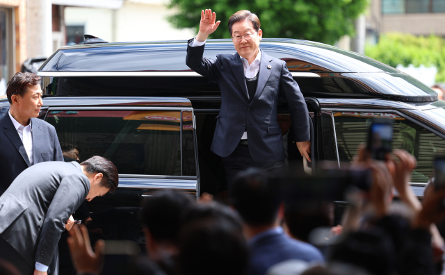 영남 신라벨트 골목골목 경청투어에 나선 더불어민주당 이재명 대선 후보가 10일 경남 의령군 의령전통시장에 도착해 차에서 내리며 지지자들을 향해 인사하고 있다. 연합뉴스