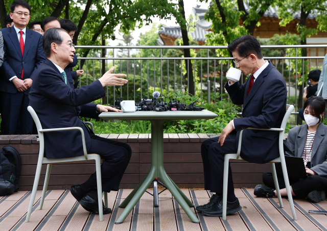 국민의힘 김문수 대선후보와 무소속 한덕수 대선 예비후보가 8일 서울 국회 사랑재에 위치한 커피숍에서 만나 회동하고 있다. 연합뉴스