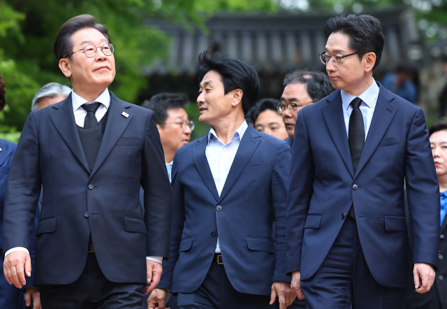 영남 신라벨트 골목골목 경청투어에 나선 더불어민주당 이재명 대선 후보가 10일 경남 남해군 설천면 충렬사에서 이순신 장군 참배를 마친 뒤 이동하고 있다. 오른쪽은 김경수 총괄선대위원장. 연합뉴스