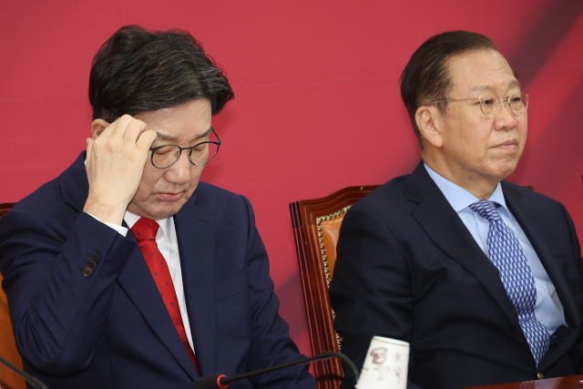 국민의힘 권성동 원내대표가 8일 국회에서 열린 비상대책위원회의에서 머리를 만지고 있다. 연합뉴스