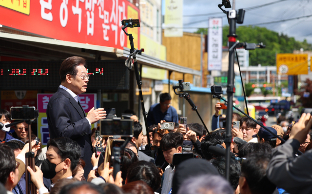 영남 신라벨트 골목골목 경청투어에 나선 더불어민주당 이재명 대선 후보가 10일 경남 창녕군 창녕공설시장을 찾아 즉흥 연설을 하고 있다. 연합뉴스