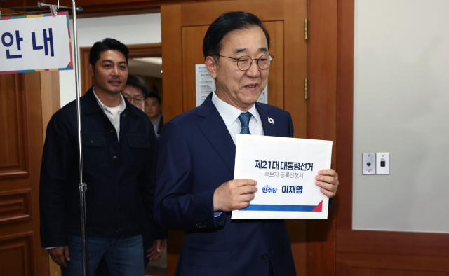 더불어민주당 김윤덕 사무총장이 10일 경기도 과천 중앙선거관리위원회에서 이재명 대선 후보의 제21대 대통령선거 후보 등록을 위해 입장하고 있다. 연합뉴스